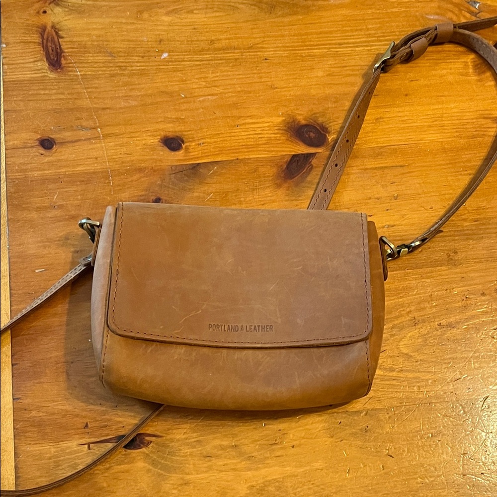 Portland Leather Medium Metro Crossbody Bag